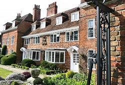 Quadrille Court - Wavy Walls Walk